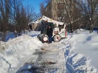 Олег Шаронов оказывает помощь в очистке от снега пешеходных зон по проспекту Строителей